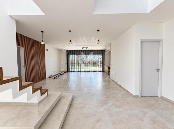 Casa · 300m² · 4 Ambientes · 4 Cocheras