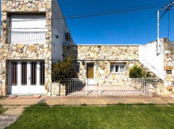 Casa · 220m² · 6 Ambientes · 3 Cocheras · Casa en Venta en Los Hornos 5 Dorm. con Parque Parrilla Quincho