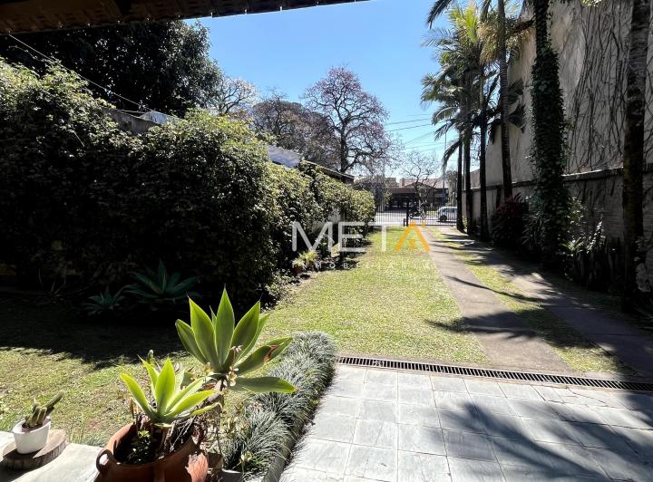 Casa · 300m² · 10 Ambientes · 2 Cocheras