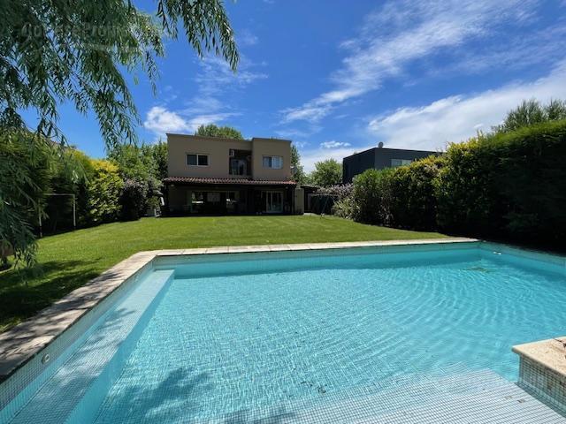 Casa · 174m² · 5 Ambientes · 2 Cocheras