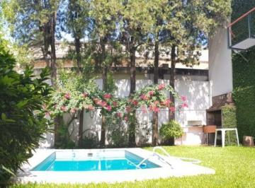 CAI-CAI-708_2 · Excepcional Casa, Sobre Lote Propio, Estilo Ecléctico con Influencia Neoclásica
