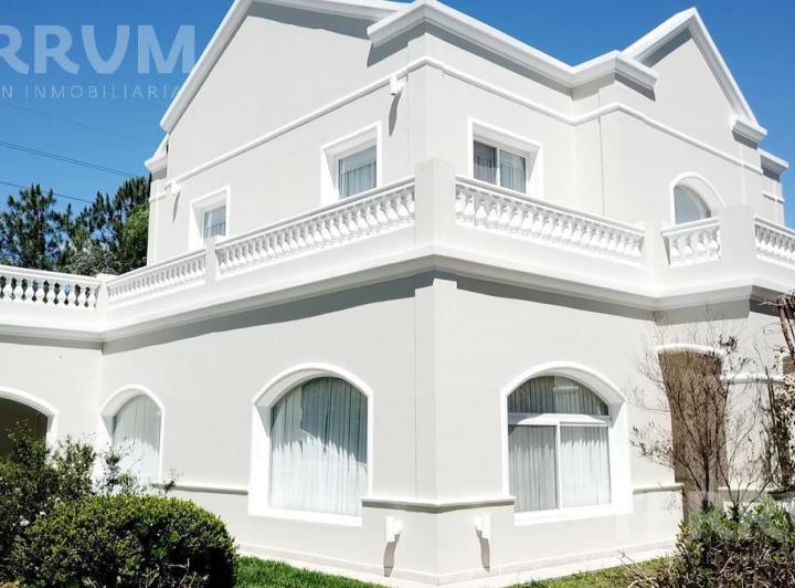 Casa · 240m² · 5 Ambientes · 2 Cocheras