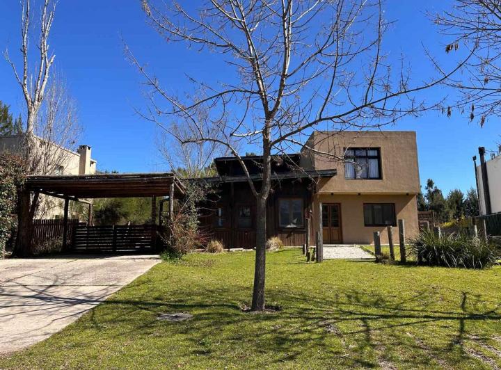 Casa · 210m² · 5 Ambientes · 2 Cocheras