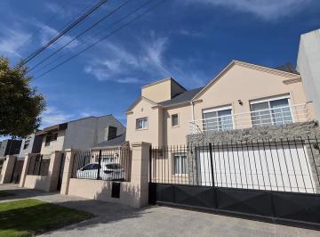 Casa · 400m² · 5 Ambientes · 1 Cochera · Casa en Los Pinares