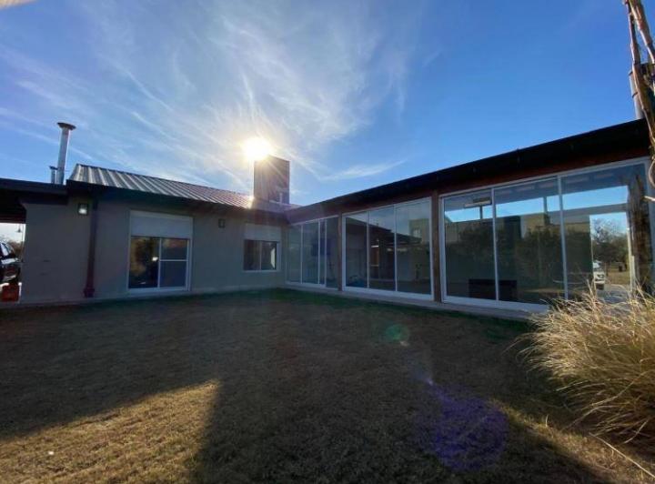 Casa · 450m² · 4 Ambientes · 3 Cocheras