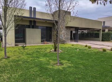 Casa · 297m² · 9 Ambientes · 6 Cocheras · Alquiler de Excelente Casa en El Exclusivo Barrio Portal de Vistalba