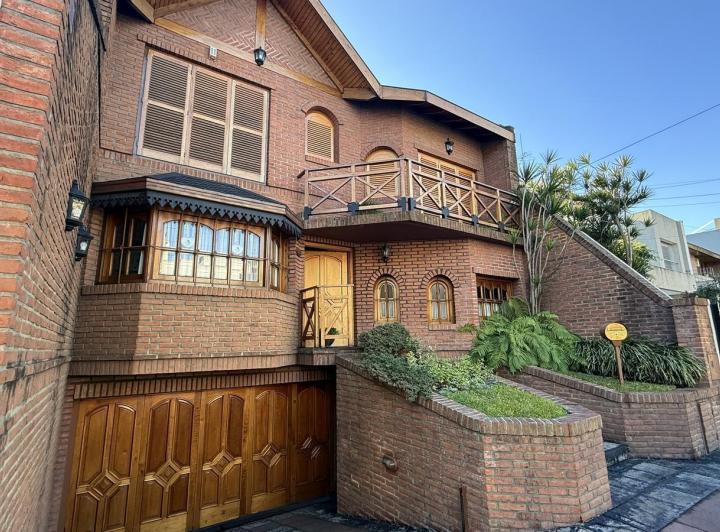 Casa · 234m² · 6 Ambientes · 1 Cochera
