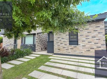 Casa · 183m² · 6 Ambientes · 1 Cochera · Venta Casa de 3 Dorm. en un Planta en Altos de Campo Grande, Pilar