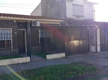 Casa · 90m² · 2 Dormitorios · 1 Cochera · Venta - Casa - 2 Dorm. - Guatemala 938 - Belgrano - Rosario