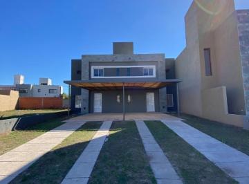 Casa · 148m² · 4 Ambientes · 1 Cochera · Duplex 3 Dorm. a Estrenar en Valle Cercano