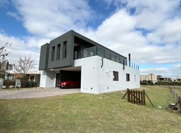 Casa · 288m² · 4 Ambientes · 1 Cochera · Casa en Country Terralagos