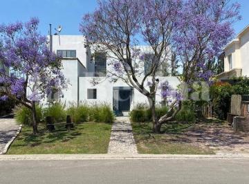 Casa · 260m² · 5 Ambientes · 4 Cocheras · Casa en Alq. Temporario en Lagos del Norte, Don Torcuato, Tigre