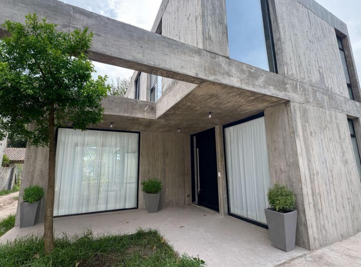 Casa · 224m² · 4 Ambientes · 2 Cocheras