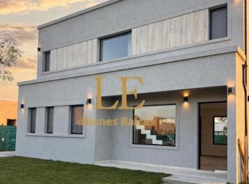 Casa · 179m² · 5 Ambientes · 3 Cocheras · Venta Casa en Pilar del Este Santa Sofia