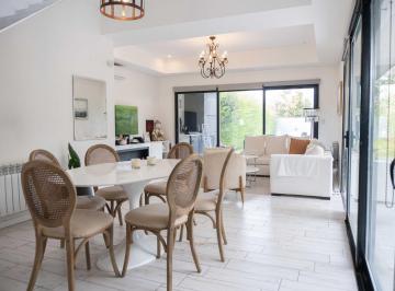Casa · 139m² · 4 Ambientes · 2 Cocheras · Casa en Venta City Bell