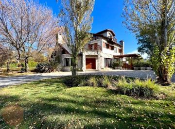 Casa · 400m² · 6 Ambientes · 2 Cocheras · Alquiler Permanente - Exclusivo Chalet de 6 Ambientes en Rumencó