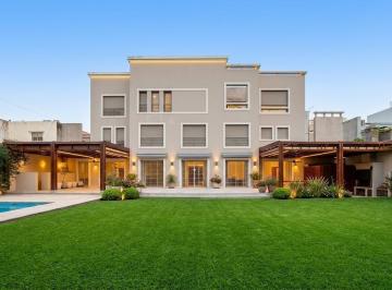 Casa · 879m² · 14 Ambientes · 2 Cocheras · Casa en Venta en Belgrano Chico Lote de 1063 m y 879 m² Cubiertos.