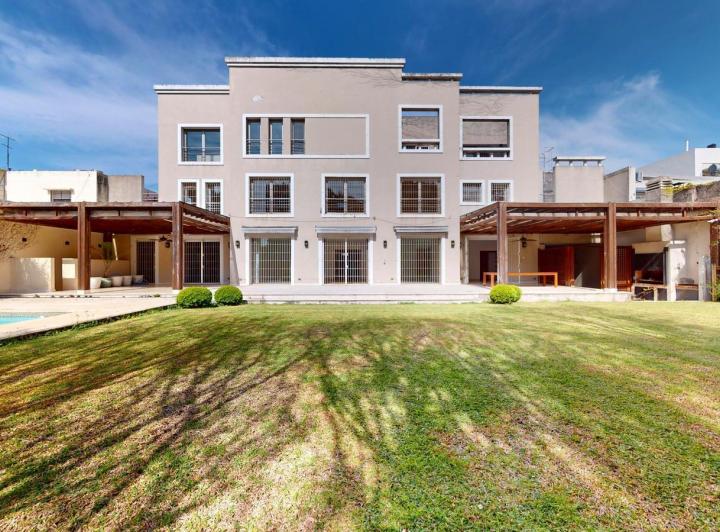 Casa · 879m² · 14 Ambientes · 2 Cocheras