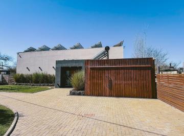Casa · 268m² · 5 Ambientes · 2 Cocheras · Casa 2 Dorm Country Las Corzuelas, Unquillo en Venta - Cochera, Paneles Solares y Jacuzzi