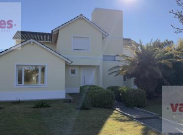 Casa · 320m² · 6 Ambientes · 2 Cocheras · Casa de 3 Dorm. en Alquiler en Valle Escondido