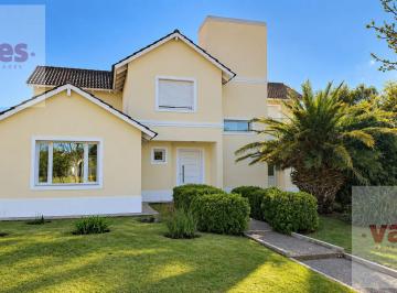 Casa · 320m² · 6 Ambientes · 2 Cocheras · Alquiler - Casa de 3 Dorm. en Valle Escondido