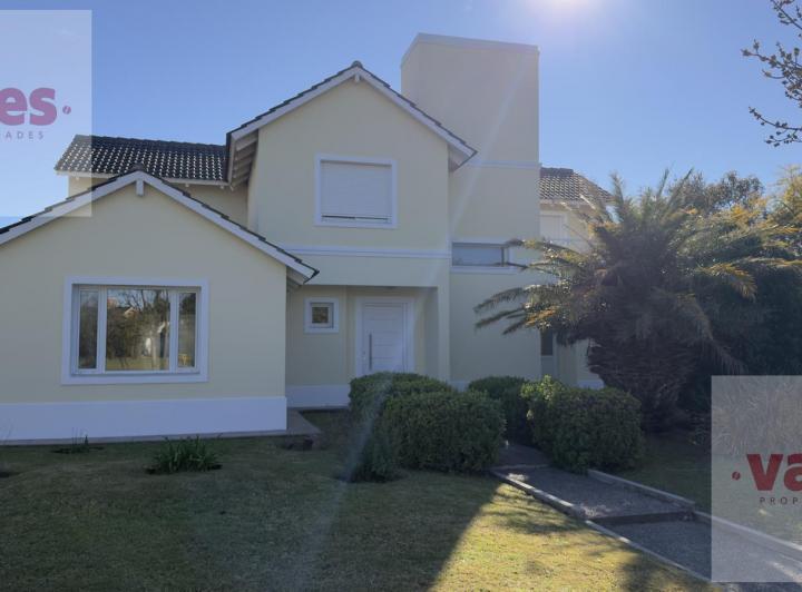 Casa · 320m² · 6 Ambientes · 2 Cocheras