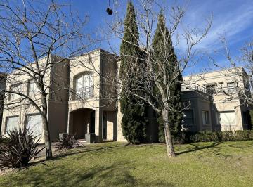 Casa · 300m² · 5 Dormitorios · 2 Cocheras · Casa en Venta Frente Al Lago en Las Glorietas - Nordelta