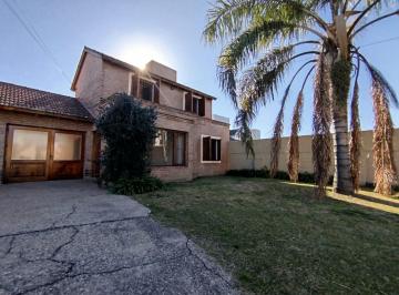 Casa · 135m² · 4 Ambientes · 2 Cocheras · Casa en Venta Cerro de Las Rosas Housing, Dormitorio Principal en Planta Baja