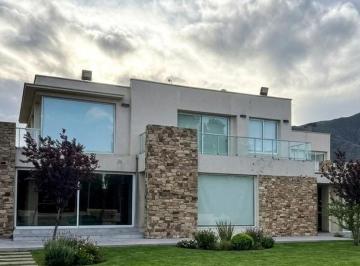 Casa · 420m² · 7 Ambientes · 3 Cocheras · Venta de Casa de Categoria en Alto Challao!