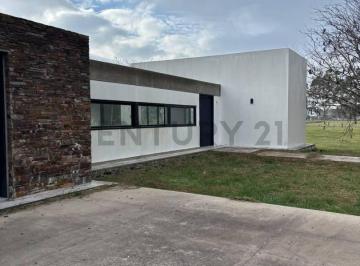 Casa · 253m² · 4 Ambientes · 1 Cochera · Vendemos Casa a Terminar en Campos de Roca II