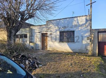 Casa · 100m² · 2 Dormitorios · 1 Cochera · Casa a Reciclar en Venta en Los Hornos