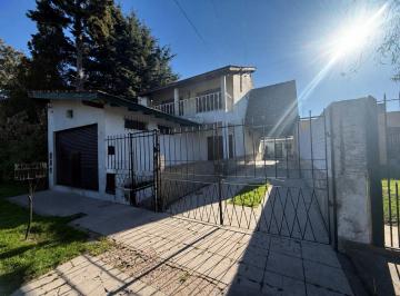 Casa · 200m² · 5 Ambientes · 3 Cocheras · Venta de Casa en Berazategui 2 Plantas