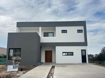 Casa · 280m² · 5 Ambientes · 3 Cocheras · Venta Casa 5 Ambientes, Barrio Privado Monet