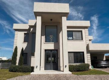 Casa · 346m² · 6 Ambientes · 2 Cocheras · Venta Casa 6 Ambientes con Piscina en Haras Santa Maria Escobar