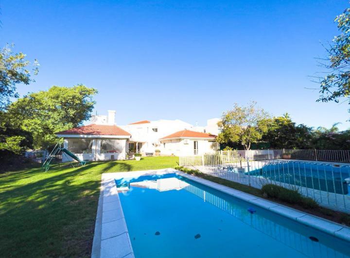 Casa · 416m² · 10 Ambientes · 2 Cocheras