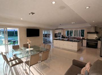 Casa · 302m² · 4 Ambientes · 3 Cocheras · Casa en Venta en Country Praderas