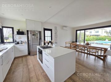 Casa · 142m² · 4 Ambientes · 1 Cochera · Alquiler Temporal Casa con Piscina en Barrio Santo Tomás - Pilar
