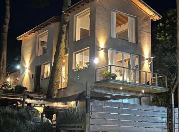 Casa · 200m² · 4 Ambientes · Casa en Venta - 3 Dorm. 2 Baños - 420 m - Villa Gesell