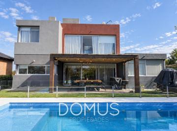 Casa · 428m² · 8 Ambientes · 2 Cocheras · Venta de Casa de 4 Dorm. en Suite en Estancia Q2 Mendiolaza