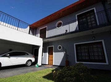 Casa en Venta de 6 ambientes San Justo · Casa en Tres Planta en Lote Propio con Playroom