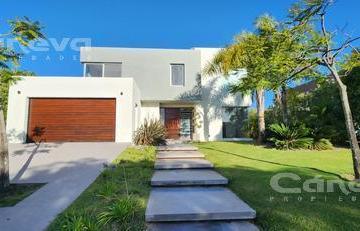 Casa · 400m² · 7 Ambientes · 3 Cocheras · Casa en El Golf
