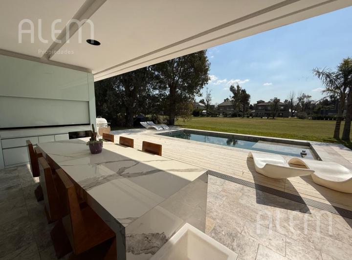 Casa · 290m² · 4 Dormitorios · 2 Cocheras