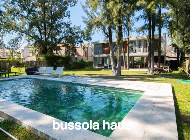 Casa · 262m² · 7 Ambientes · 4 Cocheras