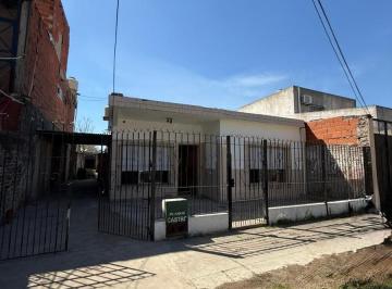 Casa · 300m² · 3 Ambientes · 2 Cocheras · Alquiler Casa 3 Ambientes en Gregorio de Laferrere, Ubicada Al Frente, Superficie Total 300 m², Orien
