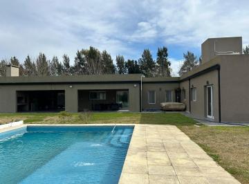 Casa · 180m² · 7 Ambientes · 2 Cocheras · Casa en Alquiler de 4 Dorm. en Campos de Roca 2 - Permanente o Temporal