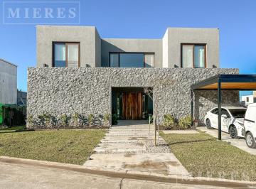 Casa · 307m² · 7 Ambientes · 2 Cocheras · Casa a La Laguna en Alquiler Temporario en Laguna Grande, Villanueva