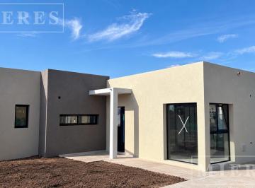Casa · 123m² · 4 Ambientes · 2 Cocheras · Casa en Venta en Santa Emilia, Pilar del Este