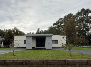 Casa · 195m² · 6 Ambientes · 5 Cocheras · Casa en Club Miralagos