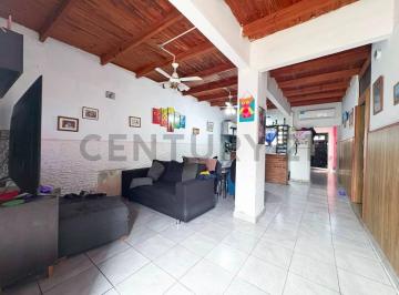 Departamento · 130m² · 8 Ambientes · 1 Cochera · Venta | Casa de 4 Dorm. con Patio, Terraza y Cochera en Echesortu, Rosario