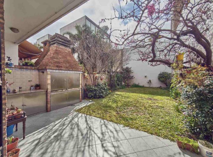Casa · 240m² · 4 Ambientes · 1 Cochera